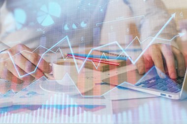 Arka planda ofiste bilgisayarda çalışan işadamı ile Forex grafiği. Sert çalışma kavramı. Çift Pozlama.