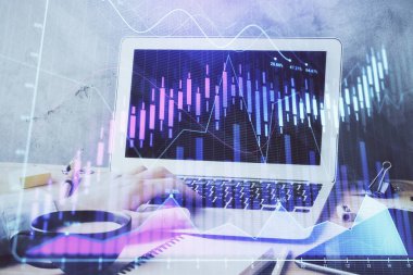 Arka planda ofiste bilgisayarda çalışan işadamı ile Forex grafiği. Sert çalışma kavramı. Çift Pozlama.