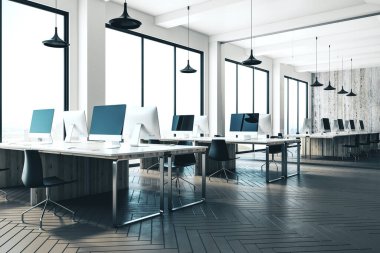 Bilgisayarlarla birlikte çalışan ofis içi