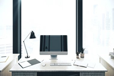 Boş bilgisayar ekranı olan yaratıcı tasarımcı masaüstü