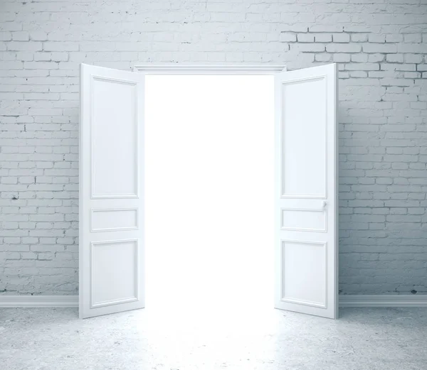 Luz brilhante através de uma porta aberta — Fotografia de Stock