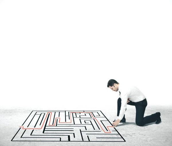 Businessman in suit drawing maze — Stok fotoğraf