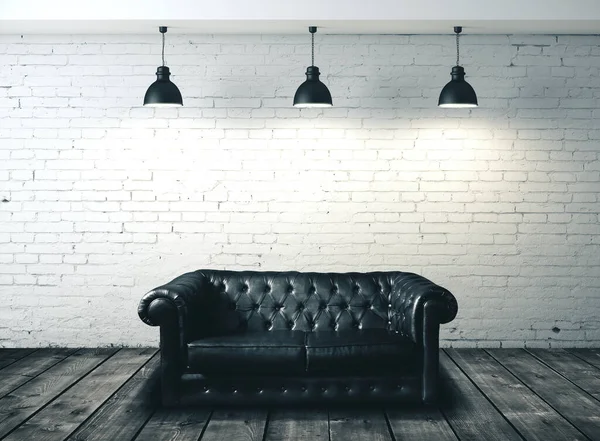 Ceglane wnętrze z ciemną skórzaną sofą — Zdjęcie stockowe
