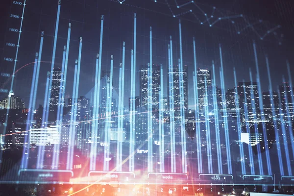 Gráfico financiero sobre paisaje nocturno de la ciudad con edificios altos de fondo multi exposición. Concepto de análisis . —  Fotos de Stock