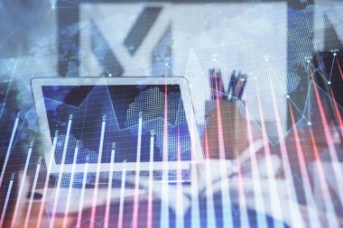 Arka planda eski pazar grafik hologramı ve kişisel bilgisayar var. Çoklu maruz kalma. Yatırım kavramı.