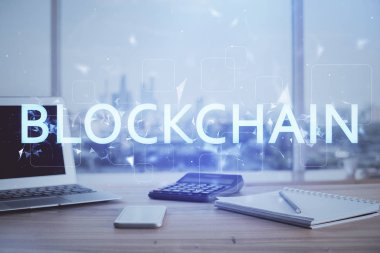 Blockchain temalı holograma ve bilgisayar arkaplanlı masaya çift pozlama. Bitcoin şifreleme para birimi kavramı.
