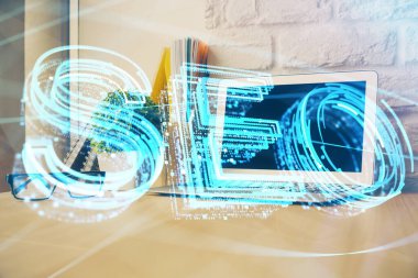 Bilgisayar ve seo çizim hologramı olan çok katmanlı bir tablo. Arama optimizasyon kavramı.