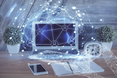 Sosyal ağ hologramıyla birlikte bilgisayar masaüstünde. Çoklu maruz kalma. Uluslararası insan ilişkileri kavramı.
