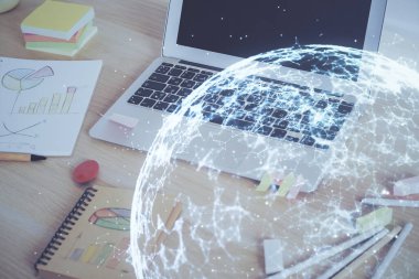 Sosyal ağ hologramıyla birlikte bilgisayar masaüstünde. Çoklu maruz kalma. Uluslararası insan ilişkileri kavramı.