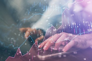 Arka planda ofiste bilgisayarda çalışan işadamı ile Forex grafiği. Sert çalışma kavramı. Çoklu pozlama.