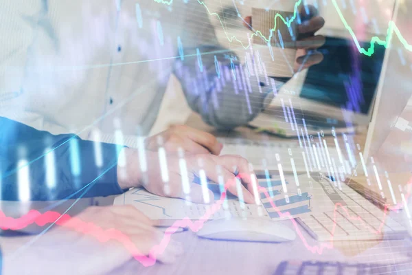 Mehrfachbelichtung des Diagramms mit einem Mann, der im Hintergrund am Computer im Büro tippt. Konzept der harten Arbeit. — Stockfoto