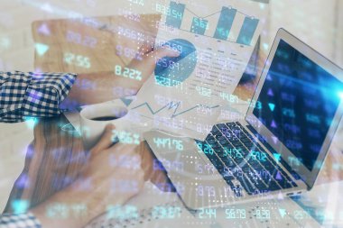 Arka planda ofiste bilgisayarda işadamı yazarak stok grafik çift pozlama. Zor iş kavramı.