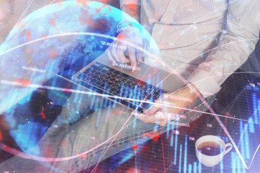 Arka planda ofiste bilgisayarda çalışan işadamı ile Forex grafiği. Analiz kavramı. Çift Pozlama.