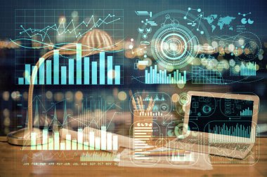 Forx grafiği ve bilgisayarla çalışma alanı çoklu pozlama. Uluslararası çevrimiçi ticaret kavramı.