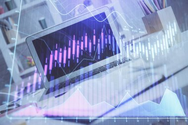 Kişisel bilgisayar arkaplanına çizilmiş borsa hologramı. Çoklu maruz kalma. Yatırım kavramı.