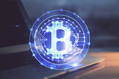 Engelleme zincirine ve kripto ekonomi temalı holograma ve bilgisayar arkaplanlı masaya çoklu maruz kalma. Bitcoin kripto para kavramı.