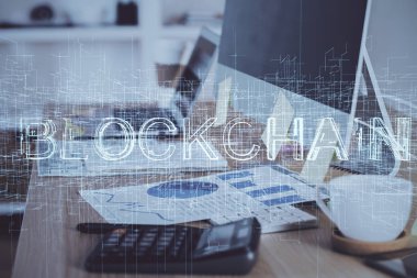 Blockchain temalı holograma ve bilgisayar arkaplanlı masaya çift pozlama. Bitcoin şifreleme para birimi kavramı.