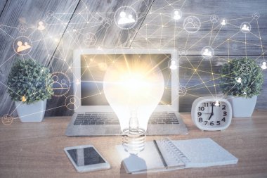 Sosyal ağ hologramıyla birlikte bilgisayar masaüstünde. Çoklu maruz kalma. Uluslararası insan ilişkileri kavramı.