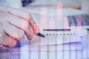 Borsa forex grafiği ile çoklu pozlama closeup eller.