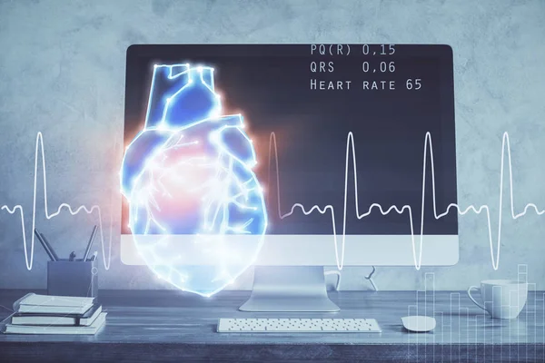 Sfondo del computer desktop e disegno del cuore. Doppia esposizione. Studio medico e concetto di assistenza sanitaria. — Foto Stock