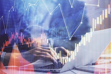 Arka planda bilgisayarda çalışan bir adamla piyasa grafiği iki katına çıktı. Mali analiz kavramı.