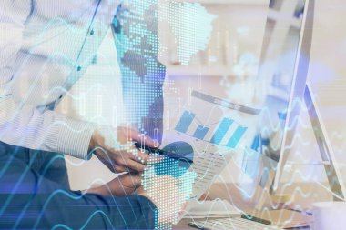 Arka planda ofiste bilgisayarda işadamı yazarak grafiğin çift pozlama. Zor iş kavramı.