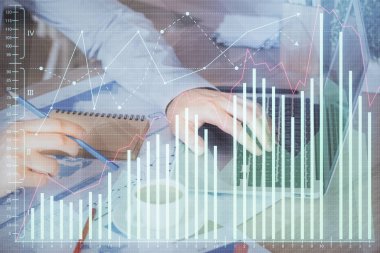 Arka planda ofiste bilgisayarda çalışan işadamı ile Forex grafiği. Sert çalışma kavramı. Çoklu pozlama.