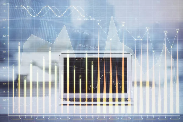 Forex Grafiek hologram op tafel met computer achtergrond. Dubbele belichting. Begrip financiële markten. — Stockfoto