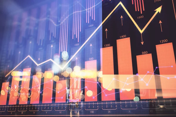 Finanzgrafik bunte Zeichnung und Tabelle mit Computer auf dem Hintergrund. Doppelbelichtung. Konzept der internationalen Märkte. — Stockfoto