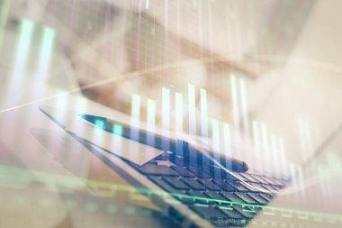 Masası ve kişisel bilgisayarı olan borsa grafiği. Çifte maruziyet. Mali analiz kavramı.