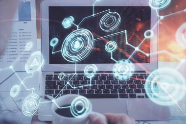 Sosyal ağ hologramıyla birlikte bilgisayar masaüstünde. Çoklu maruz kalma. Uluslararası insan ilişkileri kavramı.