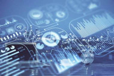 Bilgisayar, teknoloji temalı hologramla birlikte ofiste. Çoklu maruz kalma. Teknoloji kavramı.