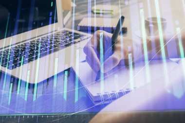 Forex tablosu WOMANS el notları arka plan alarak görüntülenir. Araştırma kavramı. Çoklu pozlama