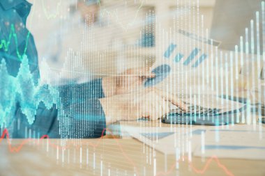 Adam arka planda ofiste bilgisayarda yazarak grafik çift pozlama. Zor iş kavramı. Closeup.