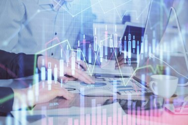 Adam arka planda ofiste bilgisayarda yazarak grafik Multi pozlama. Zor iş kavramı.