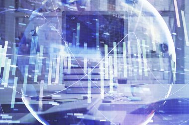 İş teması simgelerinin çoklu pozlandırılması ve bilgisayar geçmişi olan çalışma alanı. Başarı kavramı.