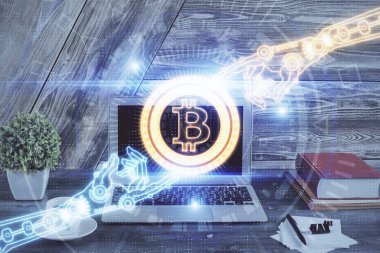 Blockchain temalı holograma ve bilgisayar arkaplanlı masaya çift pozlama. Bitcoin şifreleme para birimi kavramı.