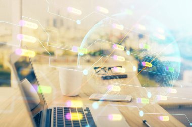 Bilgisayar ve dünya haritası hologramıyla masaüstü çifte pozlama. Uluslararası veri ağı kavramı.