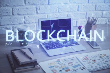 Blockchain temalı holograma ve bilgisayar arkaplanlı masaya çift pozlama. Bitcoin şifreleme para birimi kavramı.