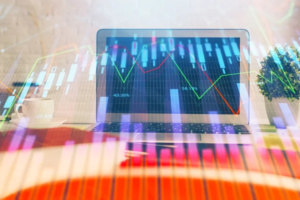 Finansmarknaden grafhologram och persondator på bakgrunden. Multiexponering. Begreppet forex. — Stockfoto
