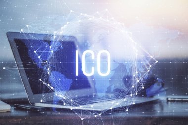 Blockchain temalı holograma ve bilgisayar arkaplanlı masaya çift pozlama. Bitcoin şifreleme para birimi kavramı.