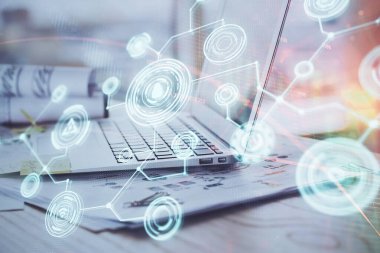 Sosyal ağ hologramıyla birlikte bilgisayar masaüstünde. Çoklu maruz kalma. Uluslararası insan ilişkileri kavramı.