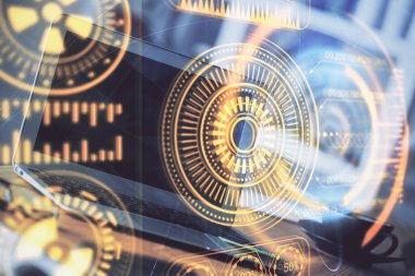 Bilgisayar, teknoloji temalı hologramla birlikte ofiste. Çoklu maruz kalma. Teknoloji kavramı.