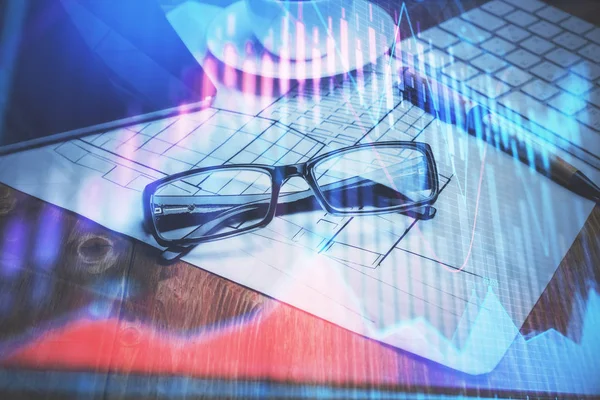 Hologramm des Finanzdiagramms mit Brille auf dem Tischhintergrund. Geschäftskonzept. Doppelbelastung. — Stockfoto