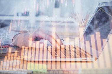 Arka planda dizüstü bilgisayar üzerinde çalışan adam ile borsa grafiği çift pozlama. Finansal analiz kavramı.