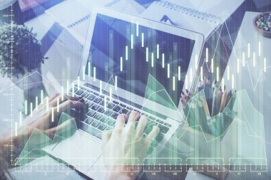 Arka planda ofiste bilgisayarda işadamı yazarak stok grafik çift pozlama. Zor iş kavramı.