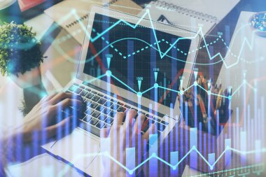 Arka planda ofiste bilgisayarda işadamı yazarak stok grafik çift pozlama. Zor iş kavramı.