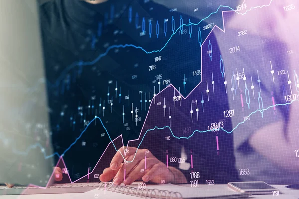 Arka planda ofiste bilgisayarda işadamı yazarak Forex grafiği. Analiz kavramı. Çift Pozlama. — Stok fotoğraf