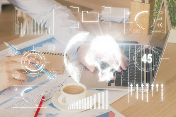 Gráfico de Forex con hombre de negocios que trabaja en la computadora en la oficina en segundo plano. Concepto de trabajador. Exposición múltiple . — Foto de Stock