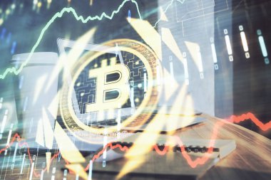 Blockchain temalı holograma ve bilgisayar arkaplanlı masaya çift pozlama. Bitcoin şifreleme para birimi kavramı.